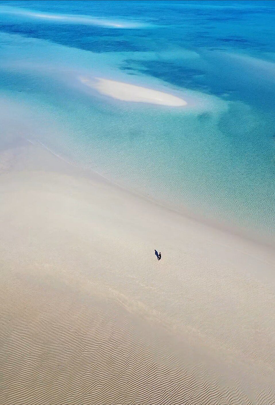 うむいの浜の白い砂浜